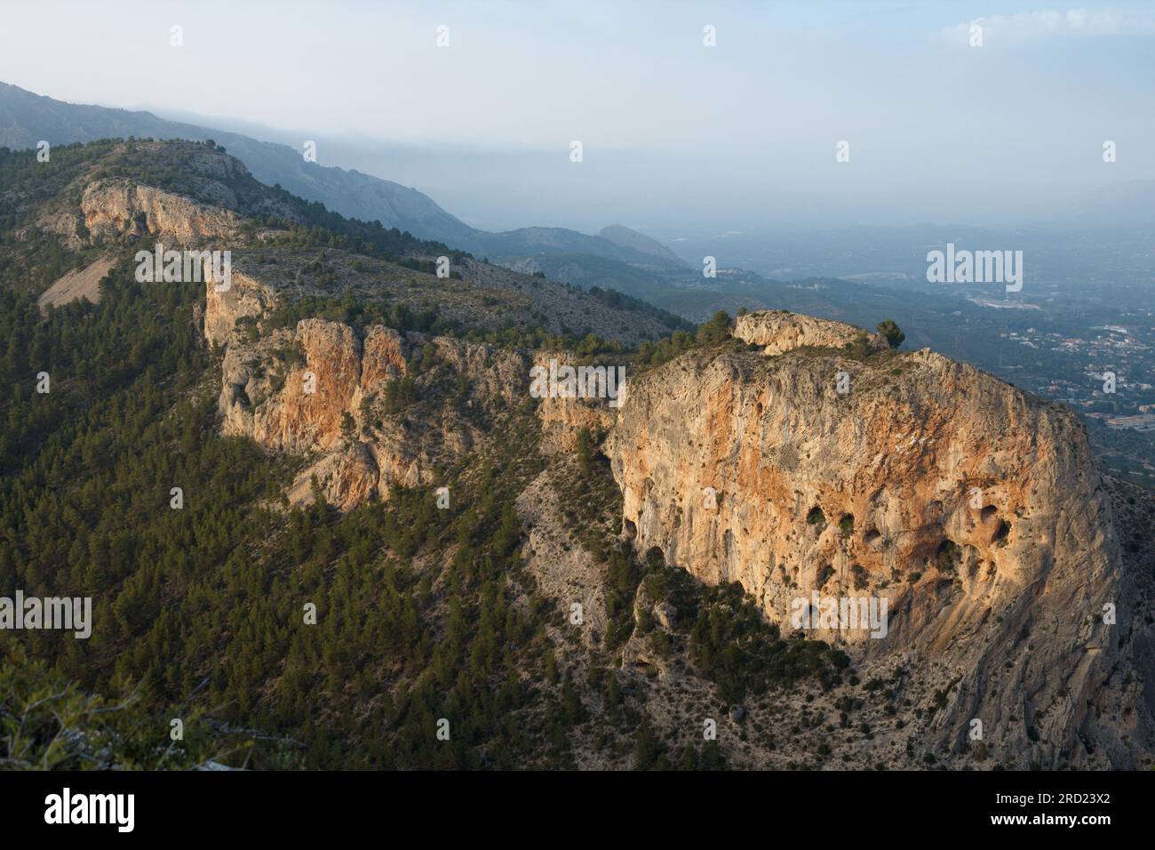 Paisaje con la cima del Pic de les Aguiles, la Mola de Serelles y el valle de la Cocentaina desde el Alt de les Pedreres en Alcoy, España Foto de stock