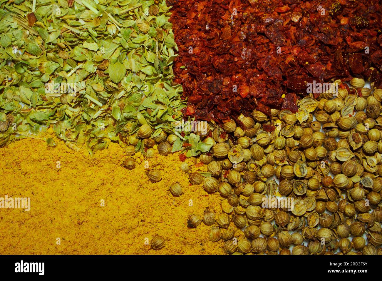 Selección de hierbas y especias para cocinar en cucharas Fotografía de  stock - Alamy