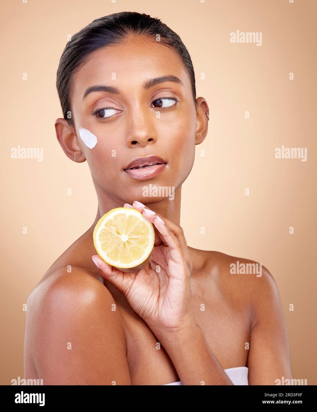 Mujer, pensamiento y crema con limón para el cuidado de la piel, cosméticos  y productos de belleza natural o beneficios de vitamina C. Protector solar  facial de la persona joven con Fotografía