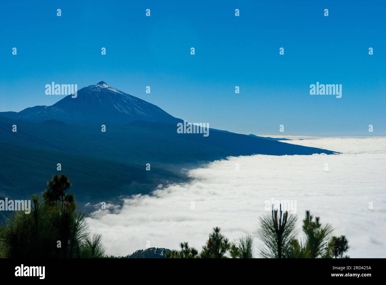 Vista panorámica de las montañas contra el cielo azul Foto de stock