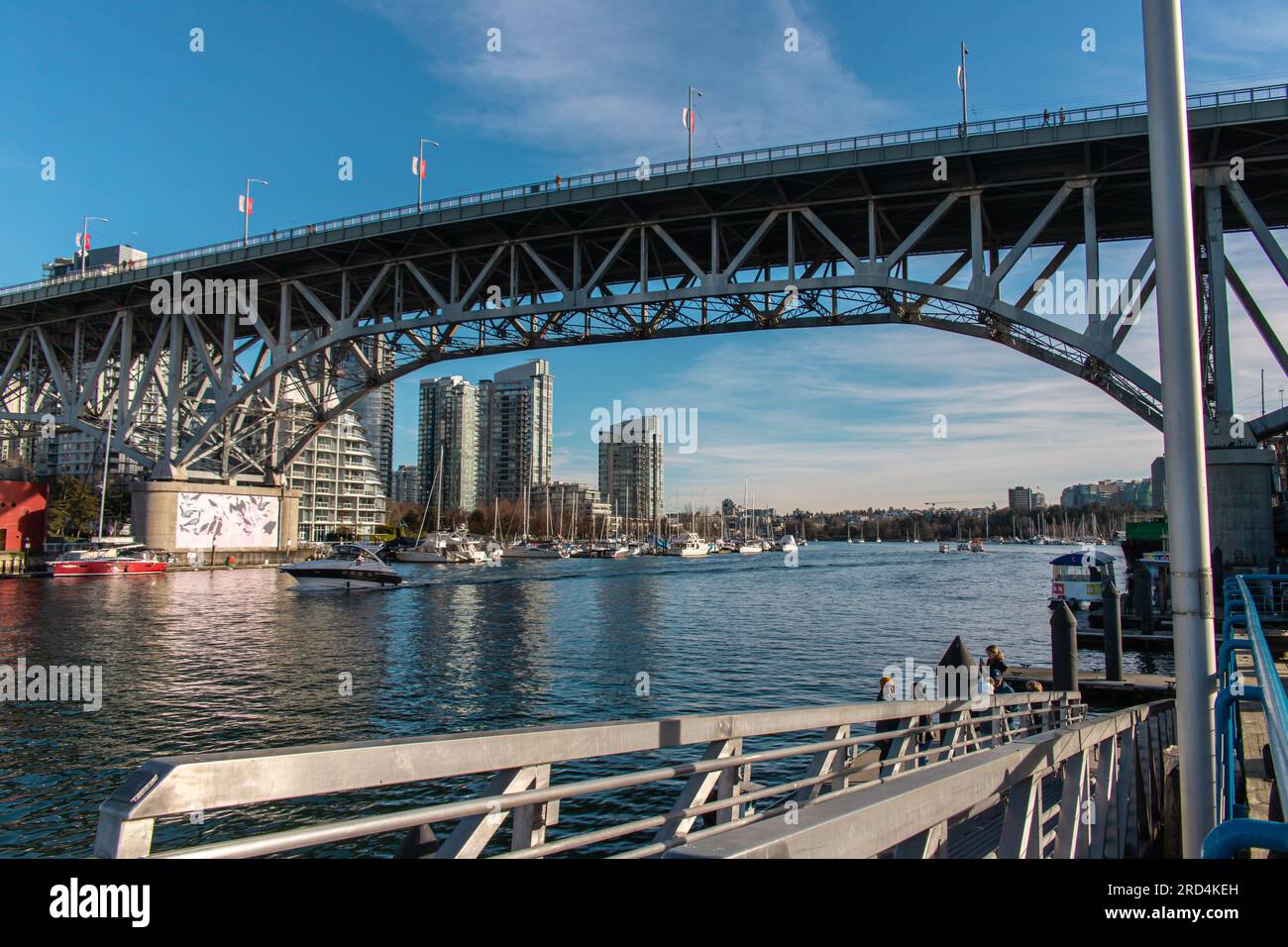 Vancouver, CANADÁ - ENE 14 2023 : Puente de la calle Granville desde la isla Granville. El puente se extiende por False Creek y está a 27,4 m sobre Granville Island Foto de stock