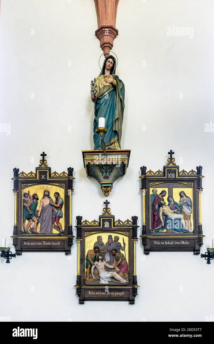 Figura de la Virgen María y Estaciones de la Cruz Retratos, San Iglesia Parroquial de Bartolomé, Hopferbach, Allgaeu, Baviera, Alemania Foto de stock
