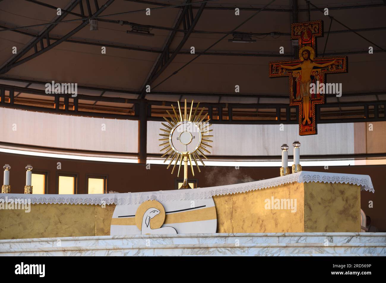 Adoración a Jesucristo presente en el Santísimo Sacramento después de la Santa Misa de la tarde en Medjugorje, Bosnia y Herzegovina. Foto de stock