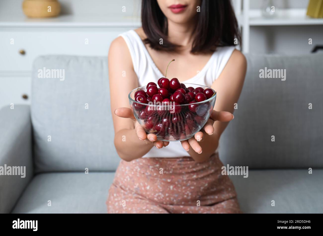 Cerezas moda mujer y joven sale