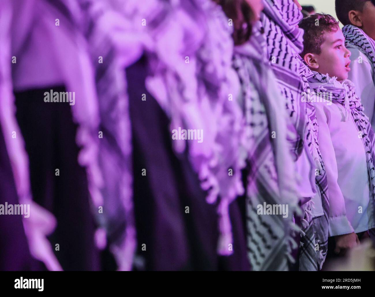 Un niño palestino canta en una ceremonia de clausura para el coro