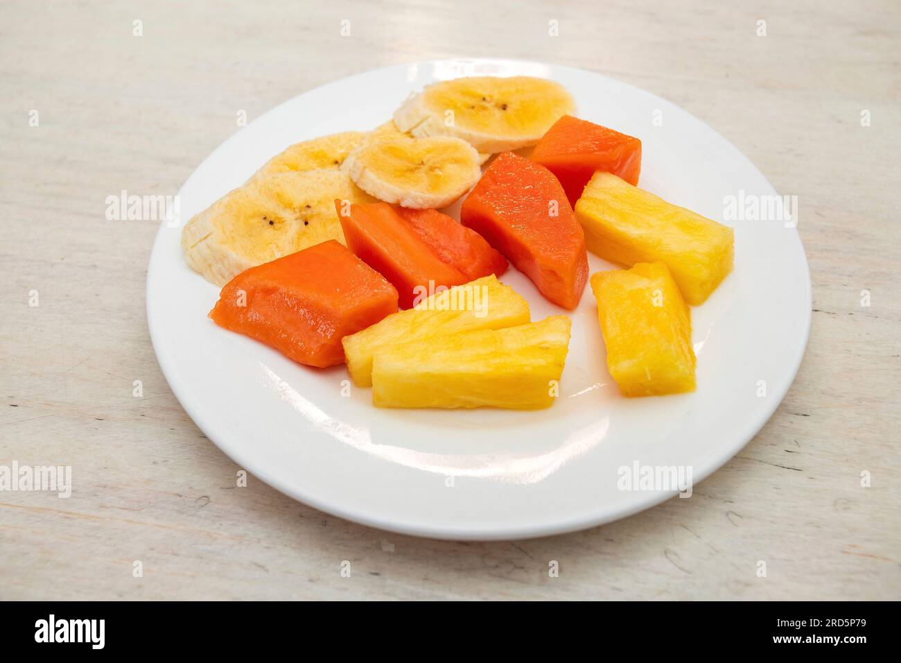 Plato de fruta picada para el desayuno - piña, plátano y papaya ...