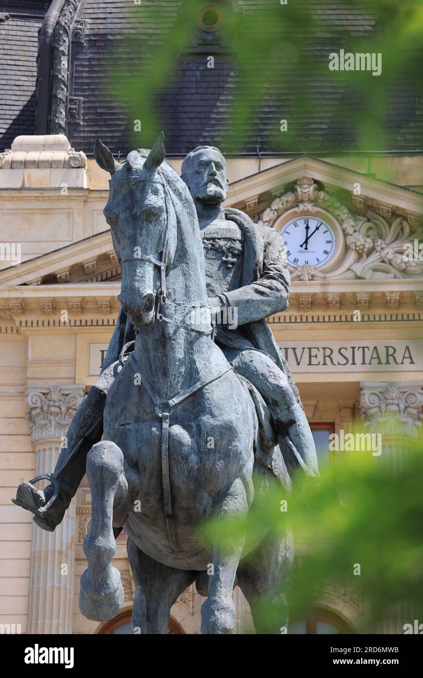Estatua de bronce maciza de Florin Codre de Carlos I de Rumania, el primer rey de Rumania en la Plaza de la Revolución frente a la Biblioteca de la Universidad Central Foto de stock