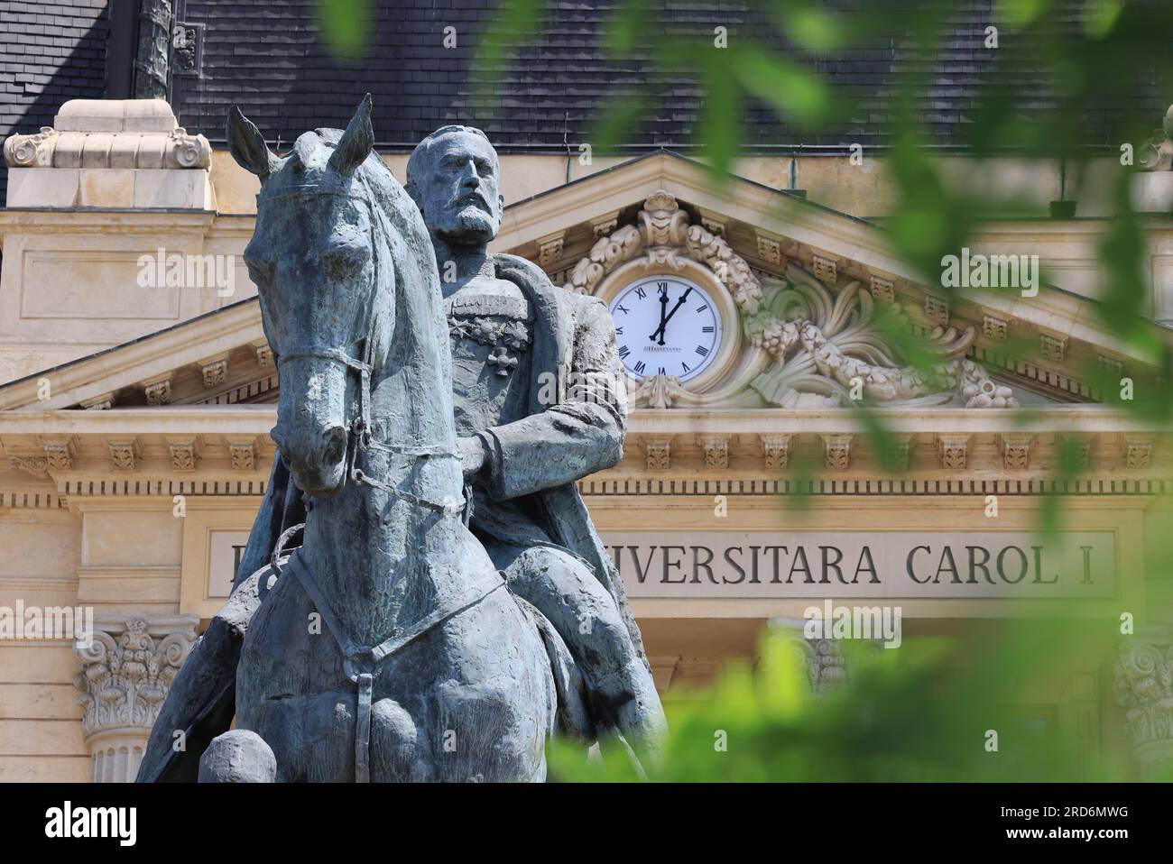 Estatua de bronce maciza de Florin Codre de Carlos I de Rumania, el primer rey de Rumania en la Plaza de la Revolución frente a la Biblioteca de la Universidad Central Foto de stock