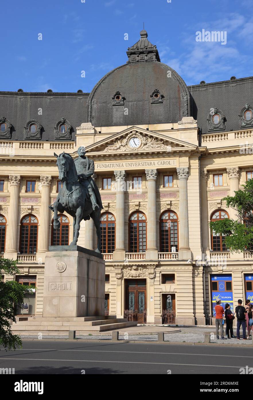 Estatua de bronce maciza de Florin Codre de Carlos I de Rumania, el primer rey de Rumania en la Plaza de la Revolución frente a la Biblioteca de la Universidad Central Foto de stock