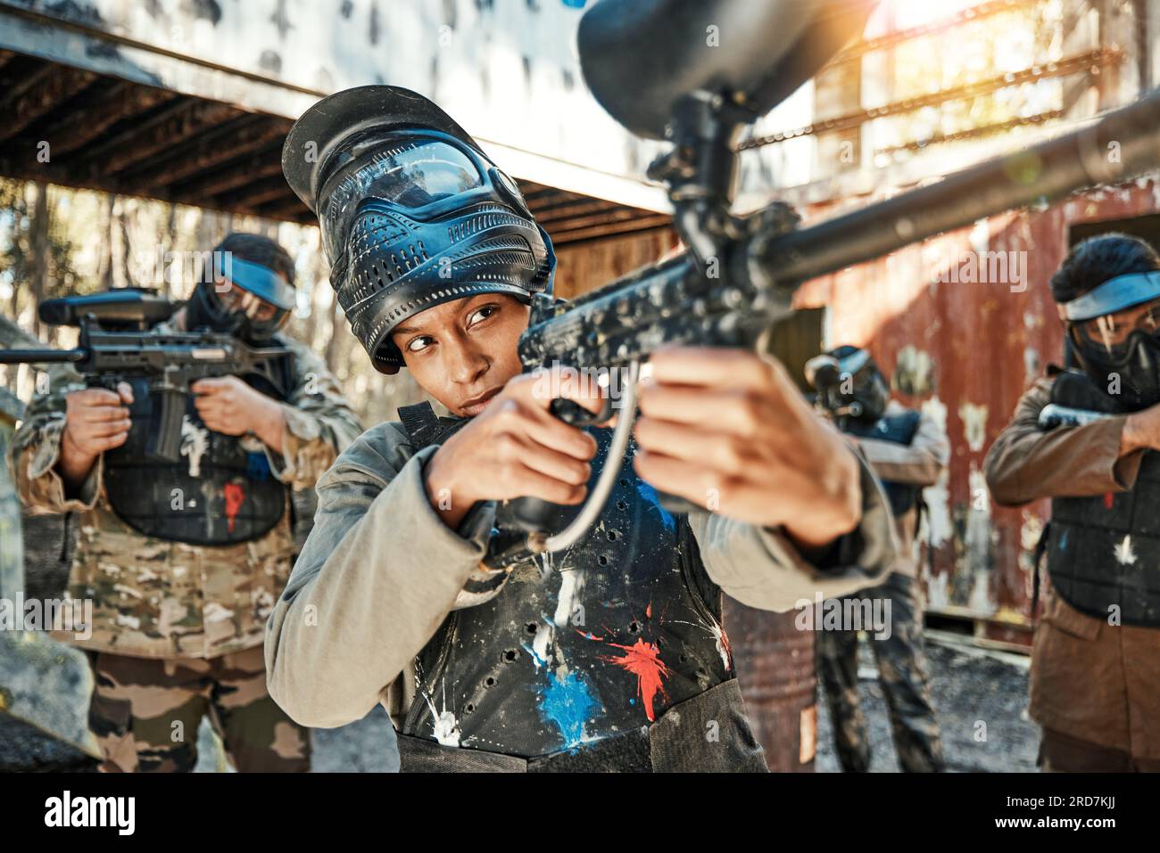 Equipo de paintball, pistola y mujer puntería, enfoque y tiro en la
