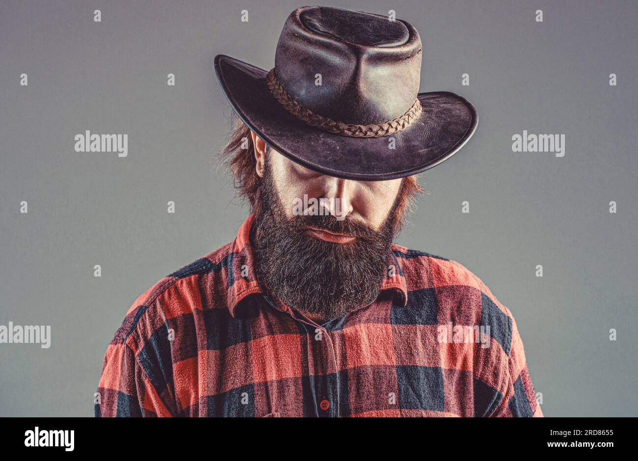 Hombre vaqueros sin afeitar. Vaquero americano. Sombrero vaquero de piel.  Retrato de hombre joven con sombrero de vaquero. Vaqueros en sombrero  Fotografía de stock - Alamy