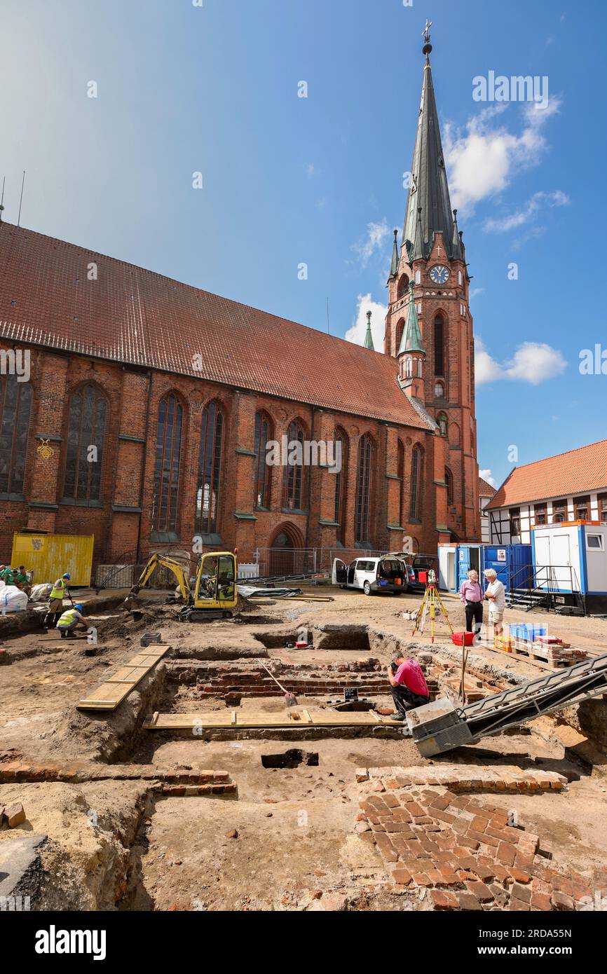 Winsen, Alemania. 17º de julio de 2023. Los empleados del Museo Arqueológico de Hamburgo excavan en el patio de la iglesia de San Iglesia de María en Winsen/Luhe (distrito de Harburg). Antes de que se erija una fuente de agua como parte del proyecto de reurbanización del centro de la ciudad 'Winsen 2030', la historia de la construcción se está descifrando aquí. Desde la Edad Media, el ayuntamiento y un campanario municipal se ubicaron en este sitio. (A dpa: ''Como un rompecabezas' - excavación especial en el centro de la ciudad de Winsen') Crédito: Ulrich Perrey/dpa/Alamy Live News Foto de stock