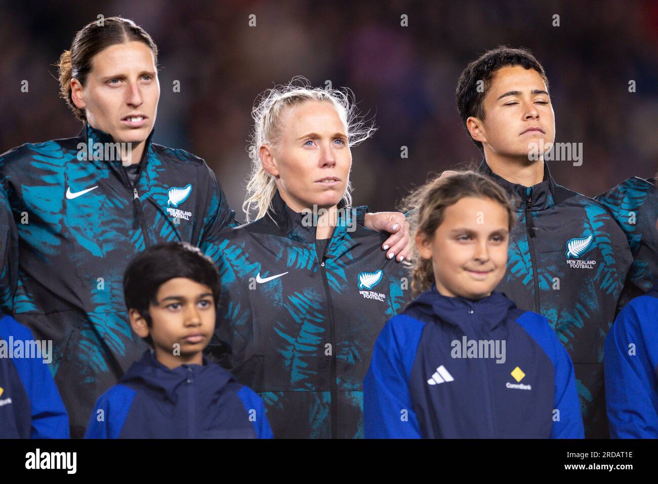 Auckland, Nueva Zelanda. 2023 de julio. Jugadoras neozelandesas durante el  himno nacional antes del partido de fútbol del Grupo A De la Copa Mundial  Femenina de la FIFA 2023 entre Nueva Zelanda