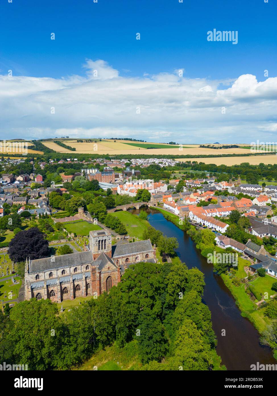 Vista aérea de la ciudad de Haddington y la iglesia parroquial de Santa María en el río Tyne en East Lothian, Escocia, Reino Unido Foto de stock