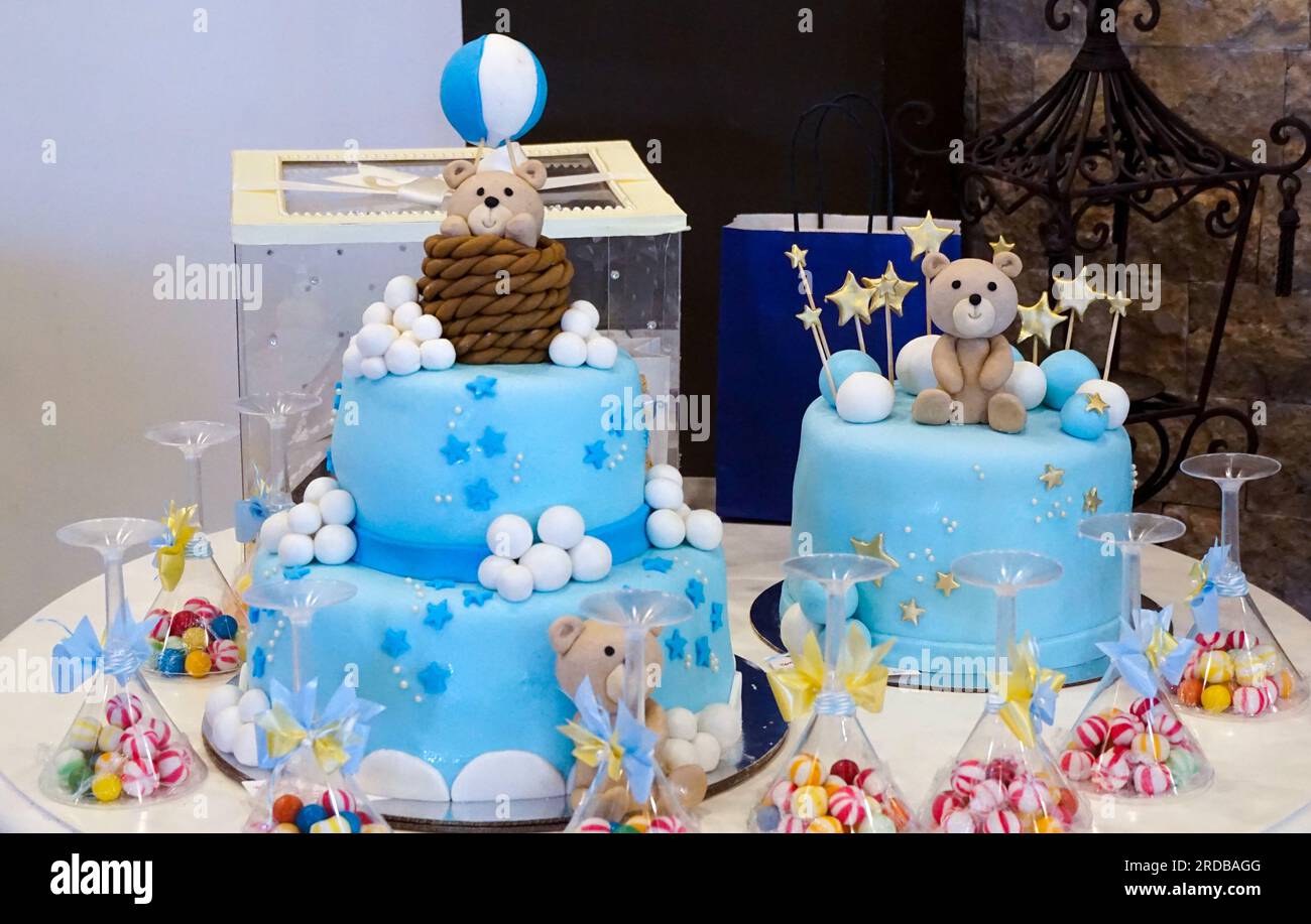 Con fondant por favor: Tarta de cumpleaños con globos y confetis