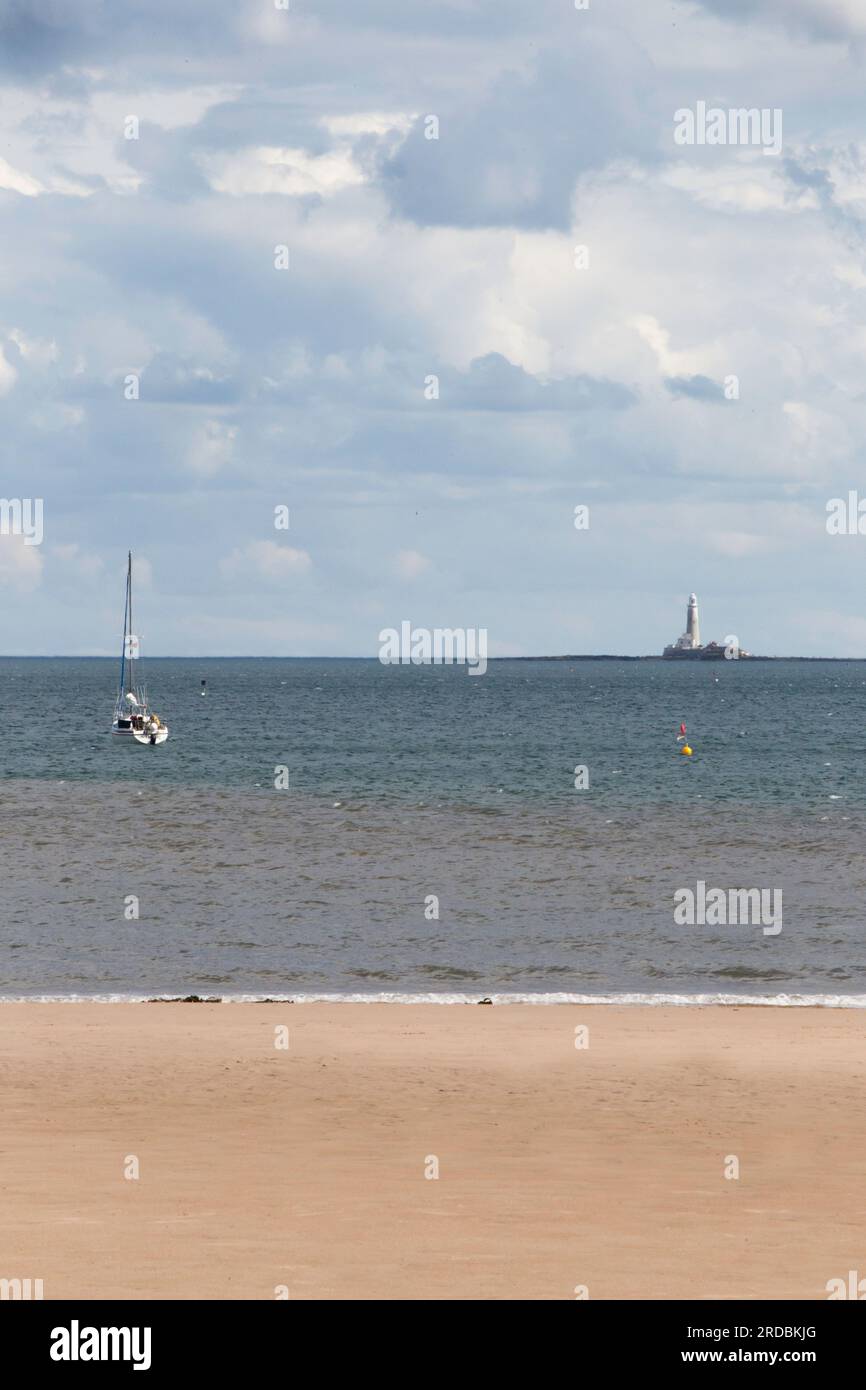St Marys Light House Whitley Bay con el barco mirando desde Blyth