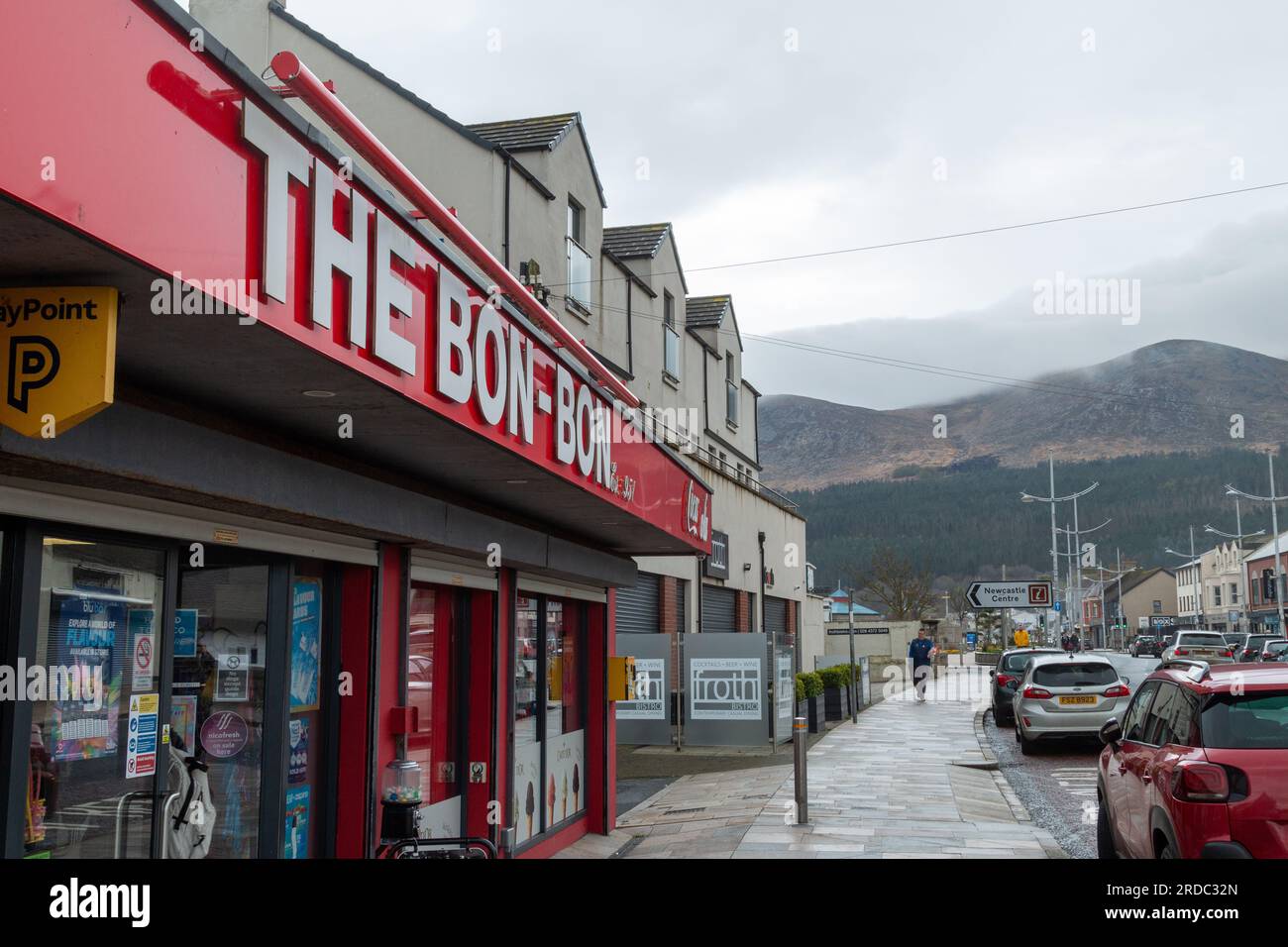 La tienda de regalos y recuerdos Bon-Bon en el paseo marítimo de Newcastle, Co Down, Irlanda del Norte, Reino Unido Foto de stock