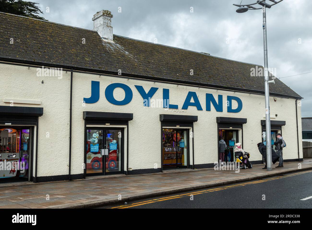 La sala de juegos Joyland en un día nublado en el paseo marítimo en Newcastle, Co Down, Irlanda del Norte, Reino Unido Foto de stock