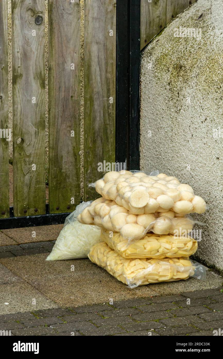 Bolsas de patatas y patatas fritas preparadas para el catering que esperan fuera. Newcastle, Co Down, Irlanda del Norte. Foto de stock