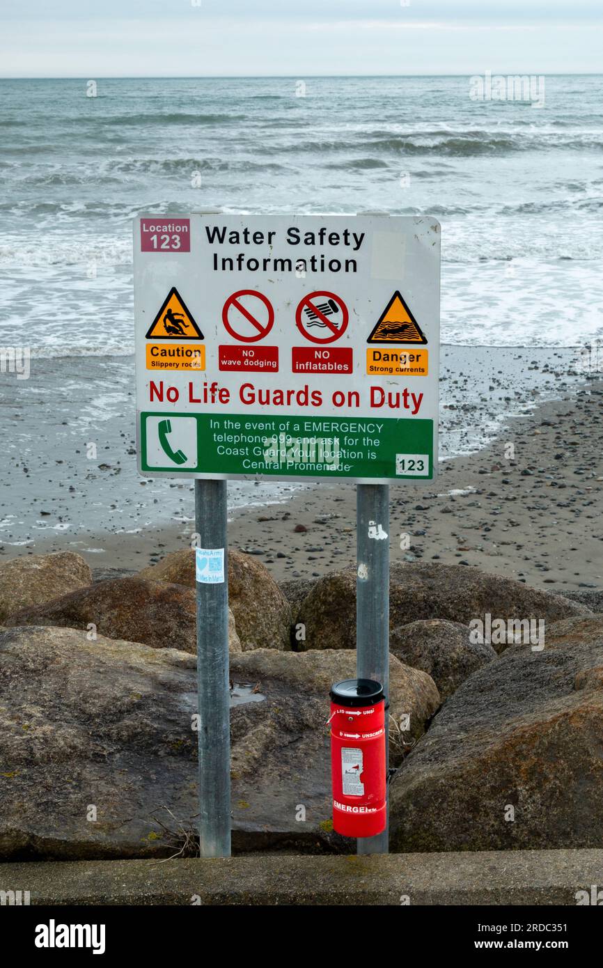 No hay guardias de vida en servicio, señal de seguridad de agua, Newcastle Beach, Co Down, Irlanda del Norte, Reino Unido Foto de stock