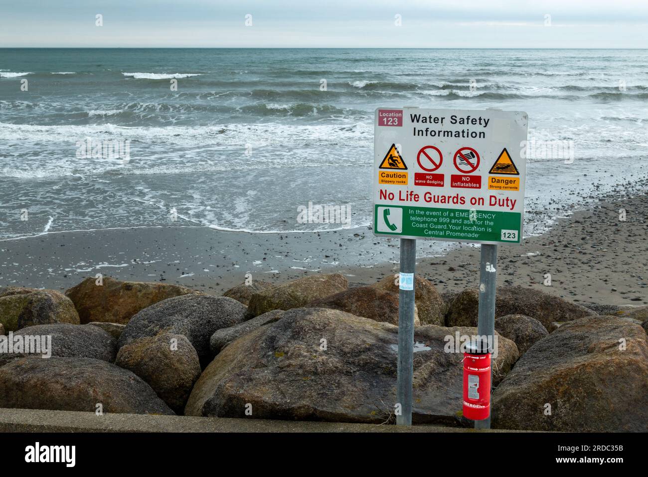 No hay guardias de vida en servicio, señal de seguridad de agua, Newcastle Beach, Co Down, Irlanda del Norte, Reino Unido Foto de stock