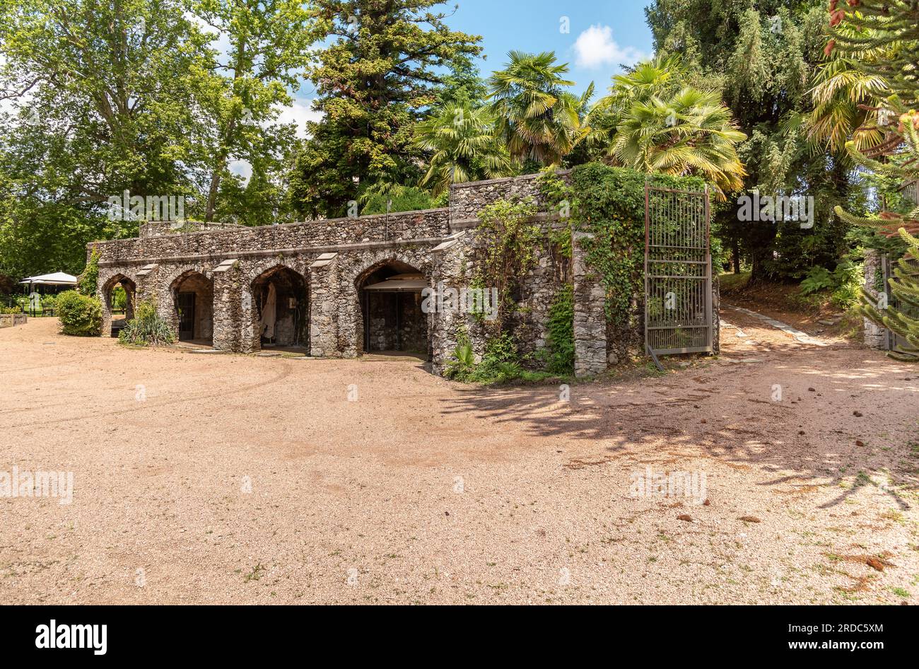 El Parque del Castello dal Pozzo, complejo histórico en el lago Maggiore, situado en el pueblo de Oleggio Castello, Verbania, Italia Foto de stock