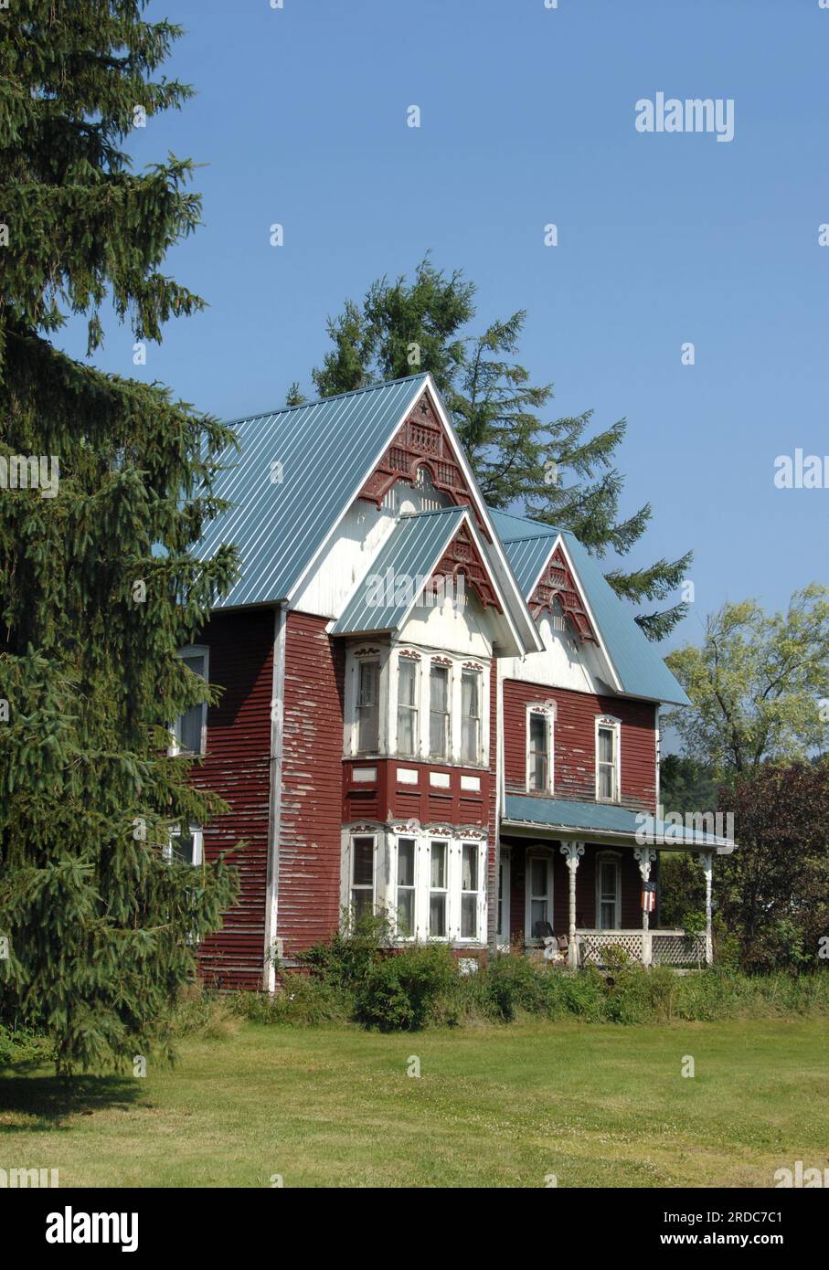 La casa de estilo jengibre ha sido reutilizada en un esfuerzo por preservar esta antigua granja. La pintura roja se está pelando por los lados y alea a casa este rojo, bl Foto de stock