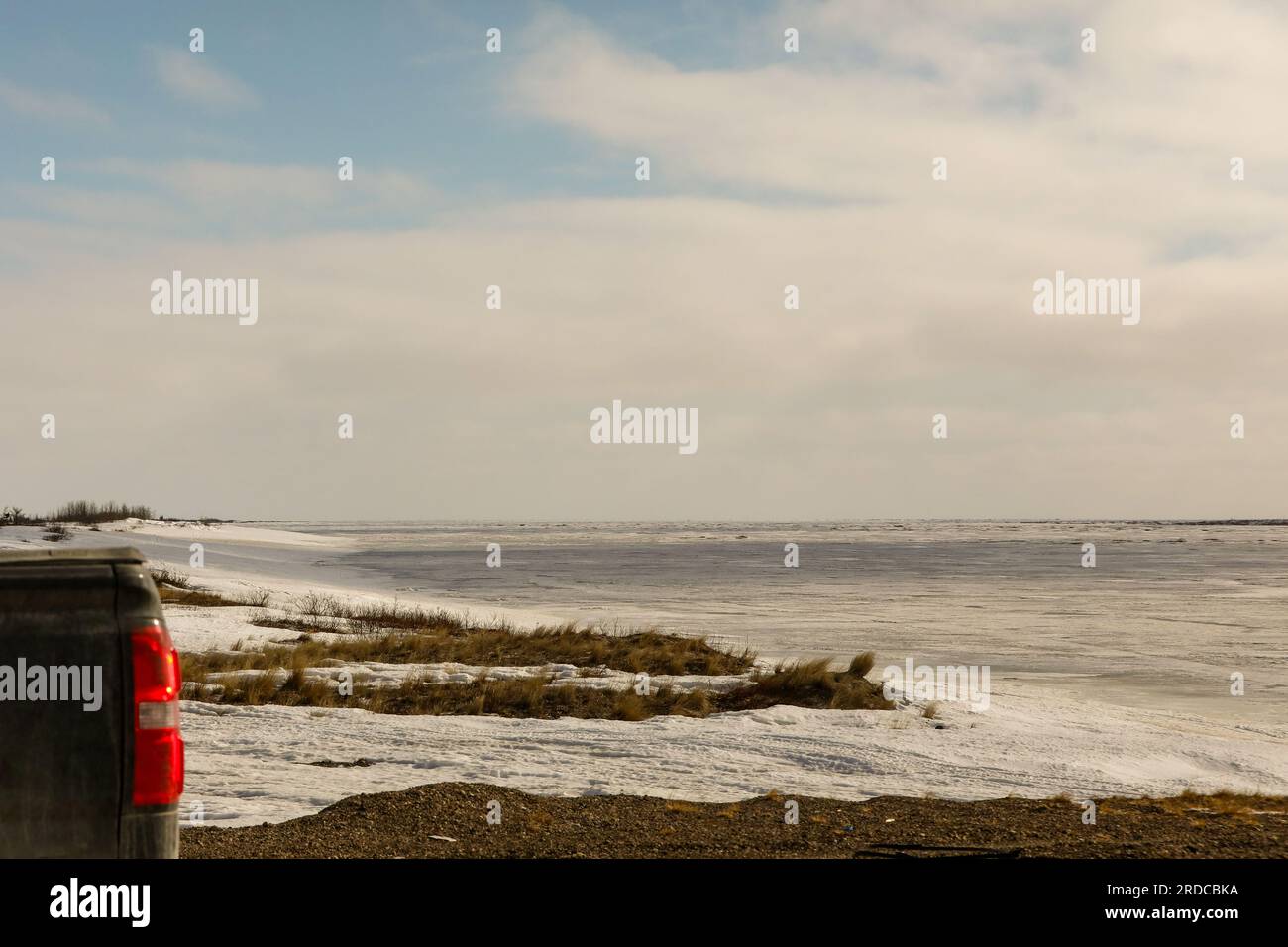 El congelado río Severn se ve desde la ciudad indígena de Fort Severn