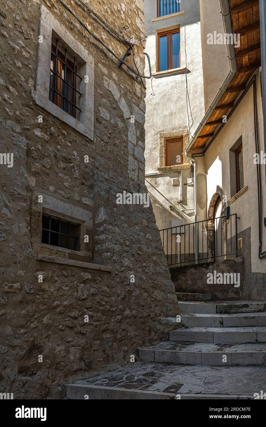 Destellos de callejones, escaleras, arcadas, decoraciones, arcos y casas de la ciudad medieval de Goriano Sicoli. Goriano Sicoli, Abruzos Foto de stock