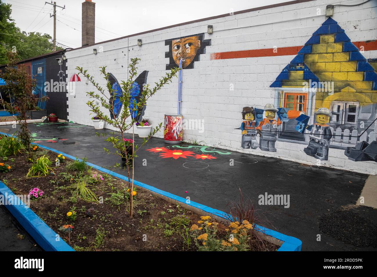 Detroit, Michigan - The Secret Garden Gallery, una galería de arte al aire libre y jardín escondido entre dos edificios comerciales en el vecindario de Morningside Foto de stock