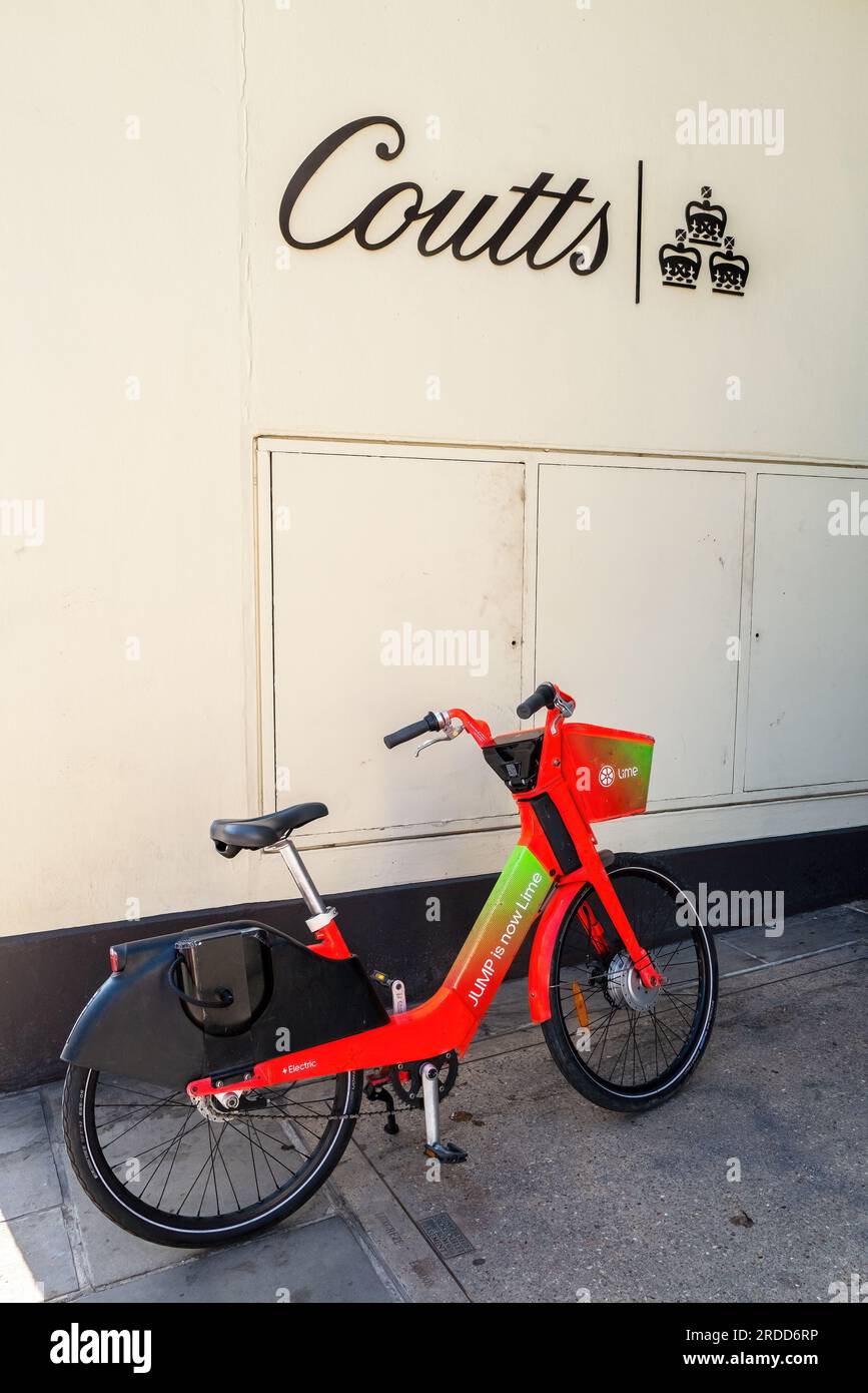 Londres, Reino Unido - 16 de abril de 2022: Una bicicleta de alquiler de cal fuera de Coutts Bank en el Strand, Londres. Coutts es un banco privado exclusivo y gestor de patrimonio fo Foto de stock