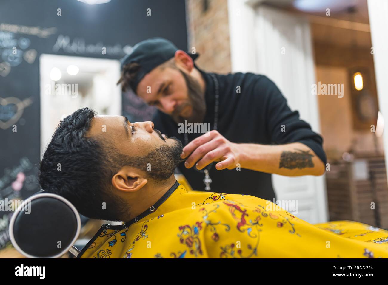 Hombre de barberia fotografías e imágenes de alta resolución - Alamy