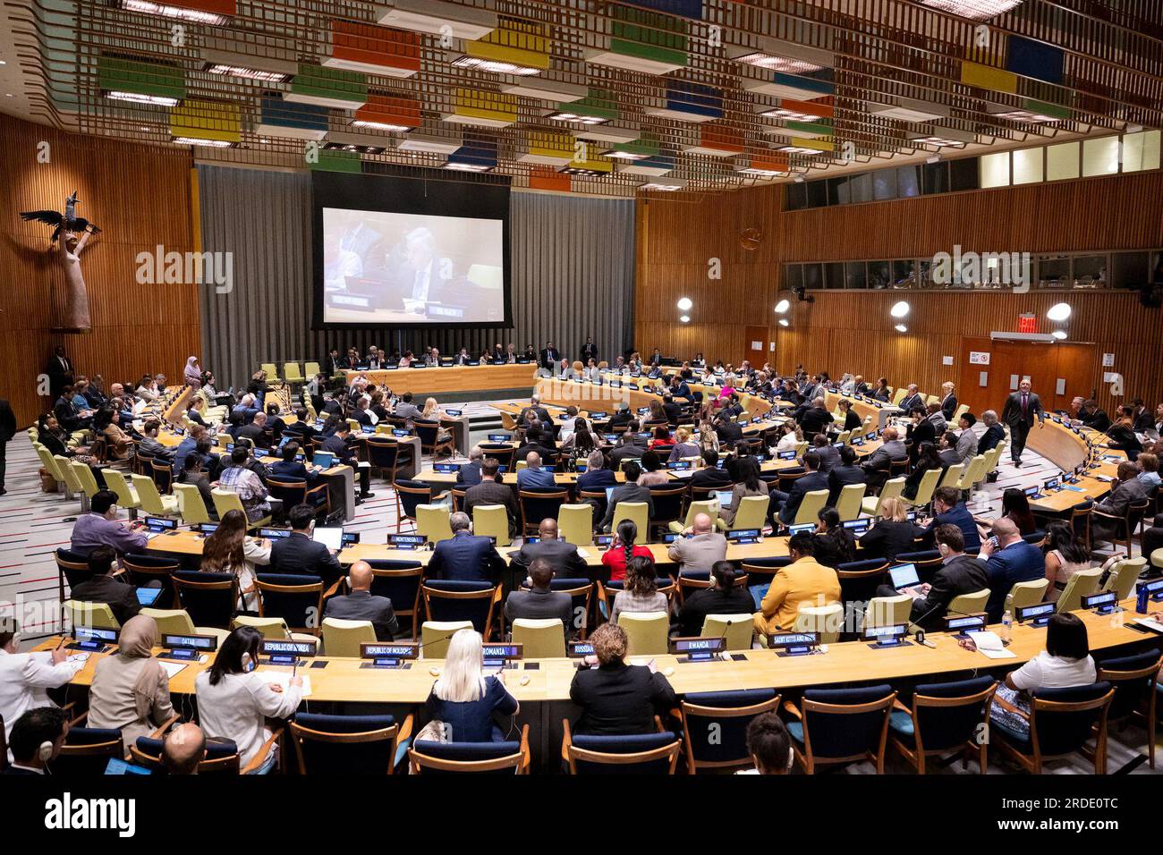 (230721) -- NACIONES UNIDAS, 21 de julio de 2023 (Xinhua) -- El Secretario General de las Naciones Unidas, Antonio Guterres (en la pantalla), anuncia la publicación de un nuevo informe sobre políticas en la sede de las Naciones Unidas en Nueva York, el 20 de julio de 2023. Guterres describió el jueves su visión de los esfuerzos multilaterales por la paz y la seguridad al lanzar un nuevo informe de política, “Una Nueva Agenda para la Paz”. (Manuel El¨ªas/Foto de la ONU/Folleto vía Xinhua) Foto de stock