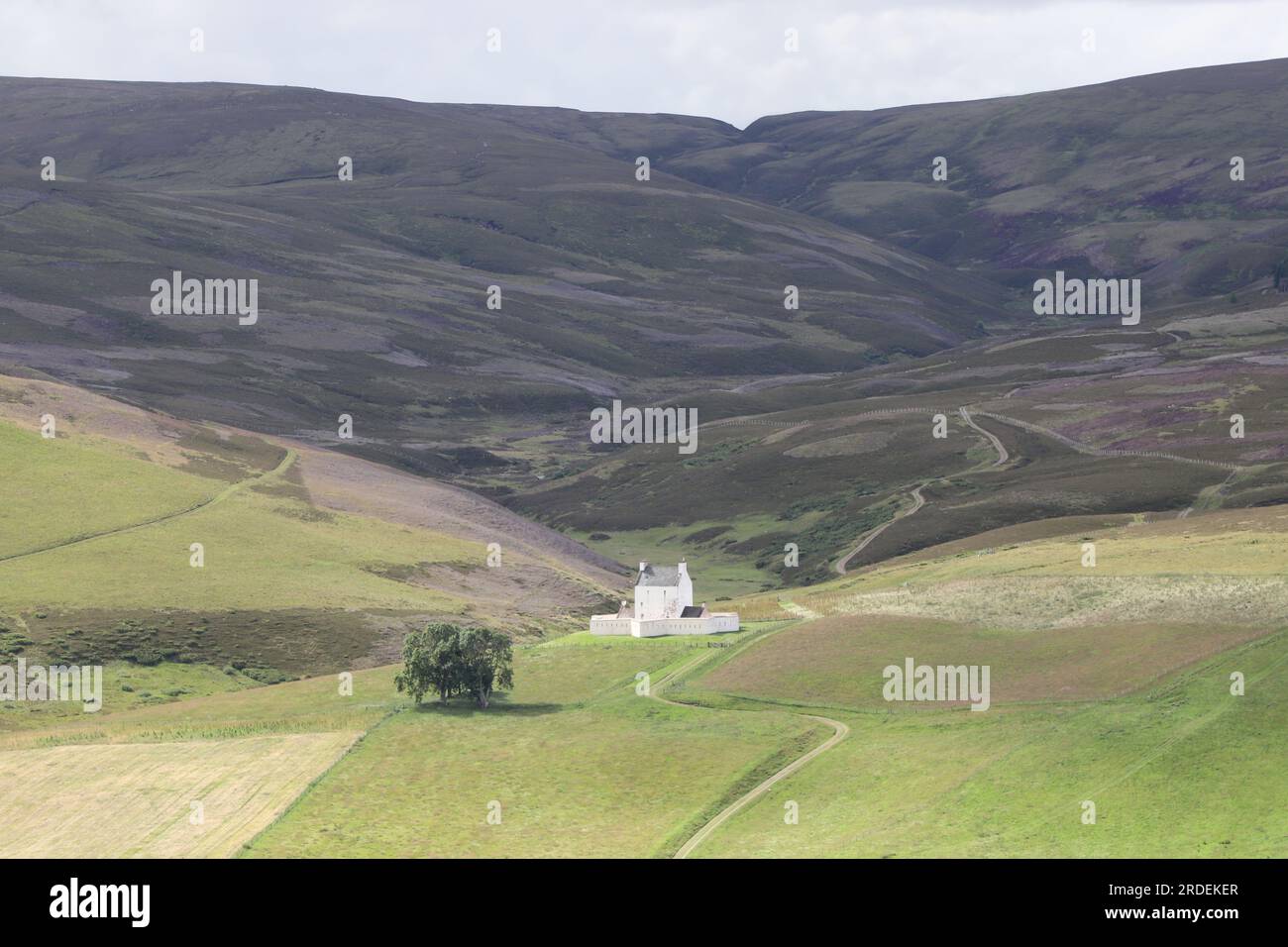 Vista distante del Castillo de Corgarff, Aberdeenshire Escocia Julio 2023 Foto de stock