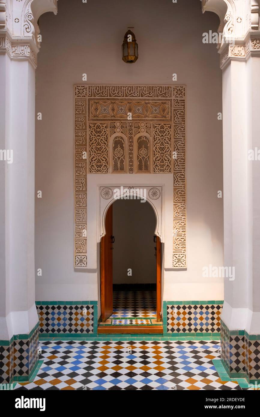 Marruecos: Entrada a un dormitorio de estudiantes, Ben Youssef Madrasa (Medersa Ben Youssef), Medina de Marrakech, Marrakech. El sultán de la dinastía Saadí, Abdallah al-Ghalib Billah (1517 - 1574), construyó la madrasa en 1565 (972 AH). Una vez fue el colegio islámico más grande del Magreb (África del Noroeste). Foto de stock