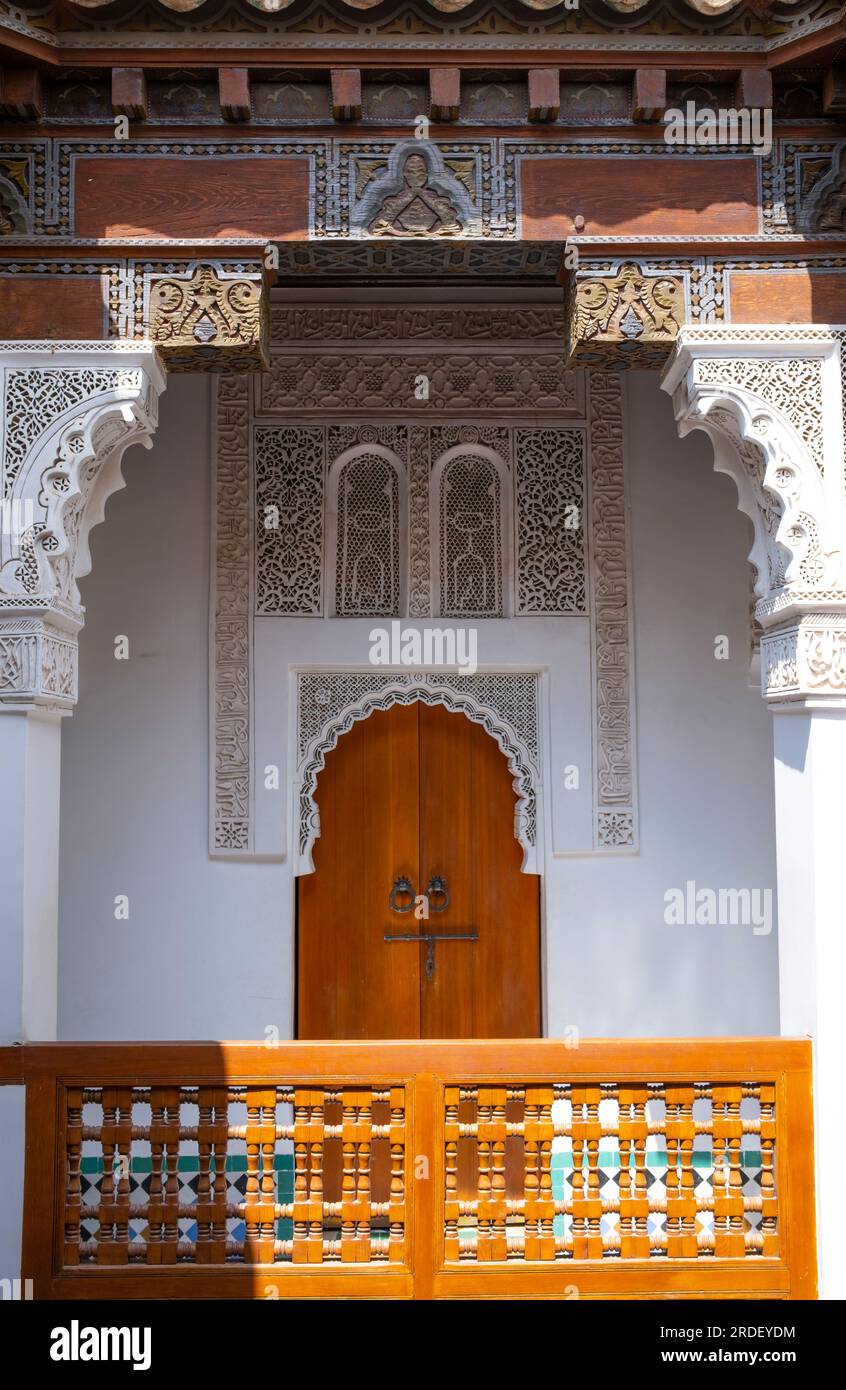 Marruecos: Entrada a un dormitorio de estudiantes, Ben Youssef Madrasa (Medersa Ben Youssef), Medina de Marrakech, Marrakech. El sultán de la dinastía Saadí, Abdallah al-Ghalib Billah (1517 - 1574), construyó la madrasa en 1565 (972 AH). Una vez fue el colegio islámico más grande del Magreb (África del Noroeste). Foto de stock
