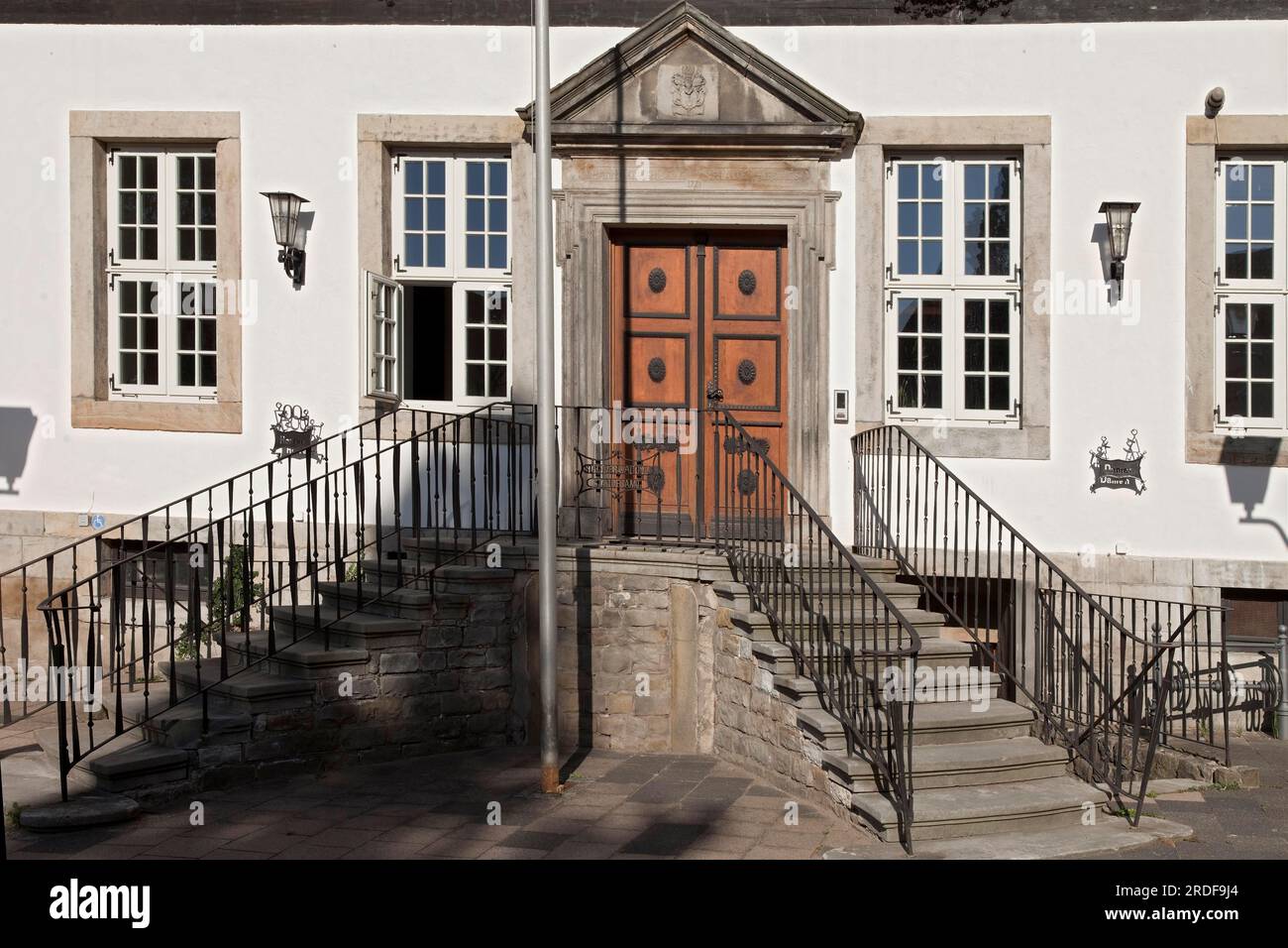 Zona de entrada del ayuntamiento de Bad Muender Alemania Foto de stock