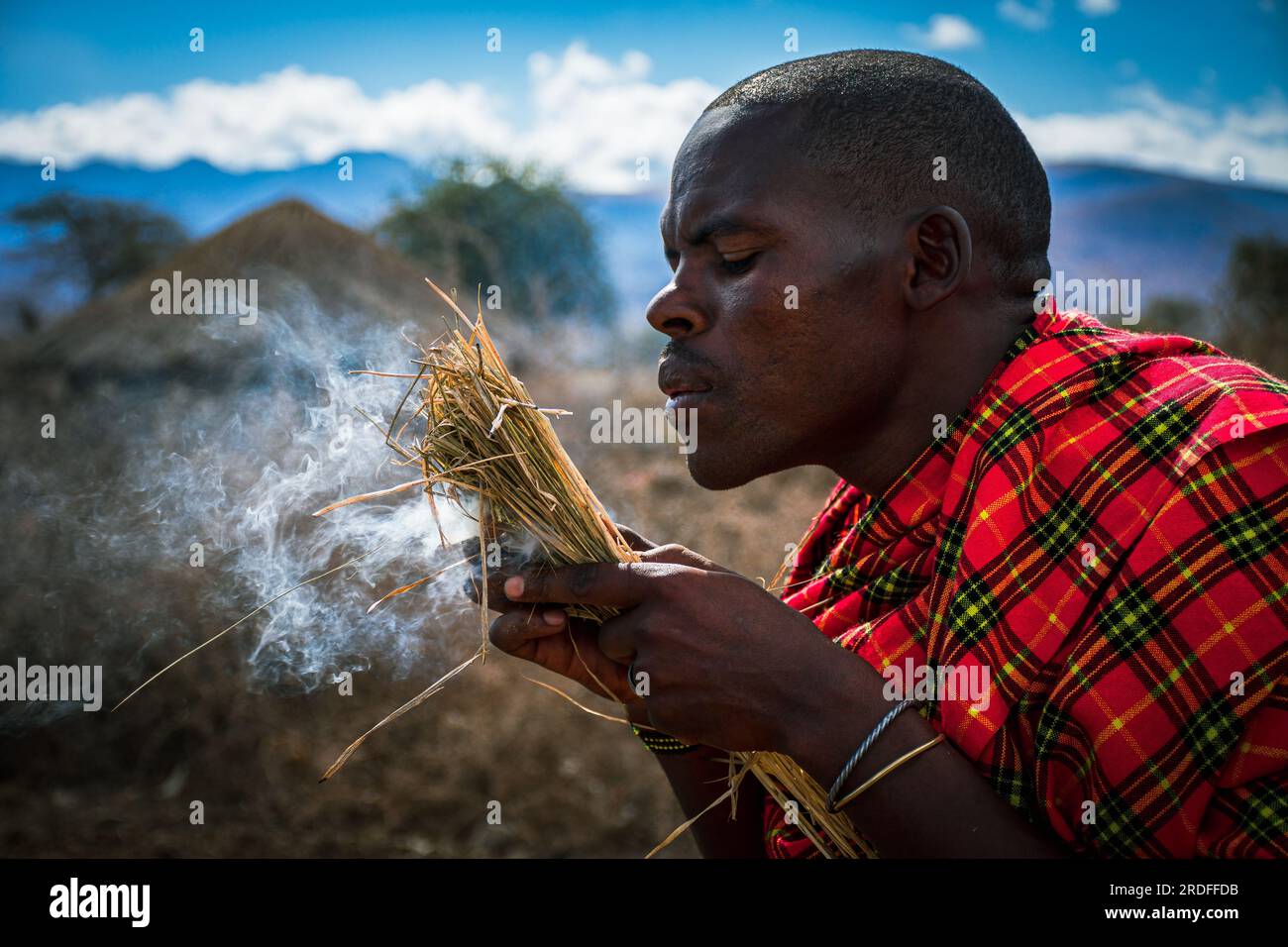 FOTOGRAFÍA DE UN PUEBLO MASAI CERCA DE KARATU EN TANZANIA, TOMADA EN AGOSTO DE 2022 Foto de stock