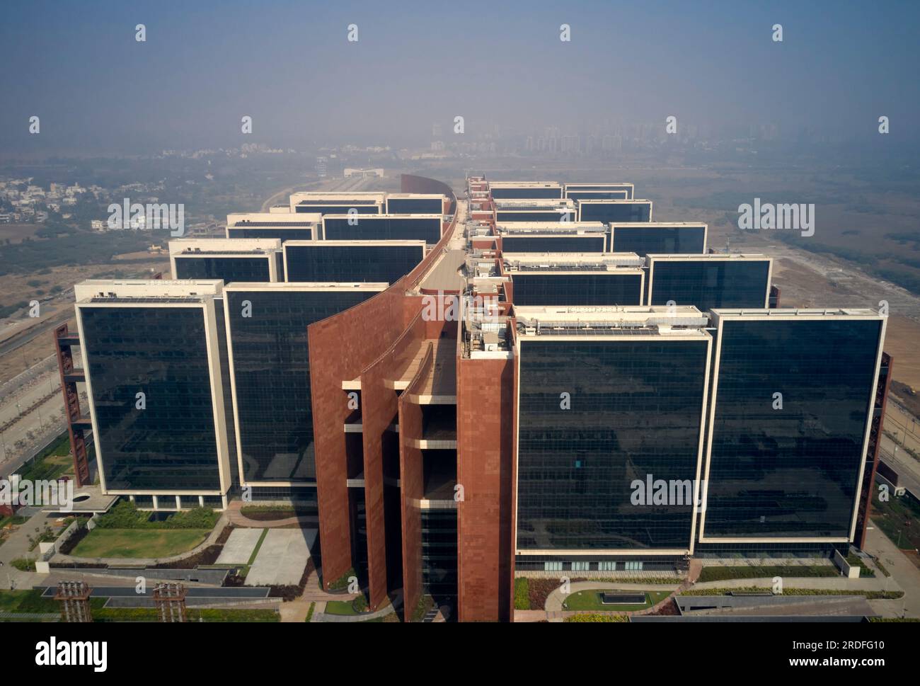 Vista aérea en bruma de la mañana. Surat Diamond Bourse, Surat, India. Arquitecto: Morfogénesis , 2023. Foto de stock