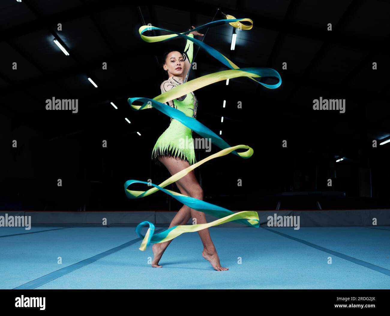 Gimnasta Mujer Con Cinta Para Danza Rendimiento Flexibilidad Con Atleta:  fotografía de stock © PeopleImages.com #643403954