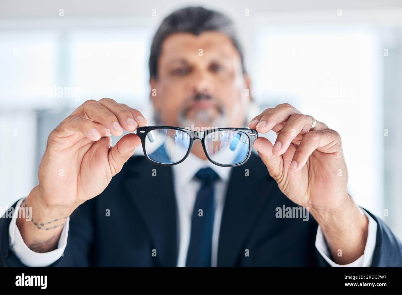 Hombre, manos y gafas de sujeción en el trabajo para la visión, la  seguridad bluelight y la limpieza de lentes. Closeup, bokeh y un empleado  corporativo maduro con gafas Fotografía de stock 
