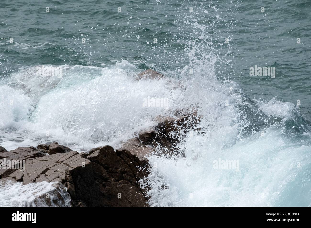 Rocío marino, olas rompiendo sobre rocas, Plemont Bay, Jersey Reino Unido Foto de stock