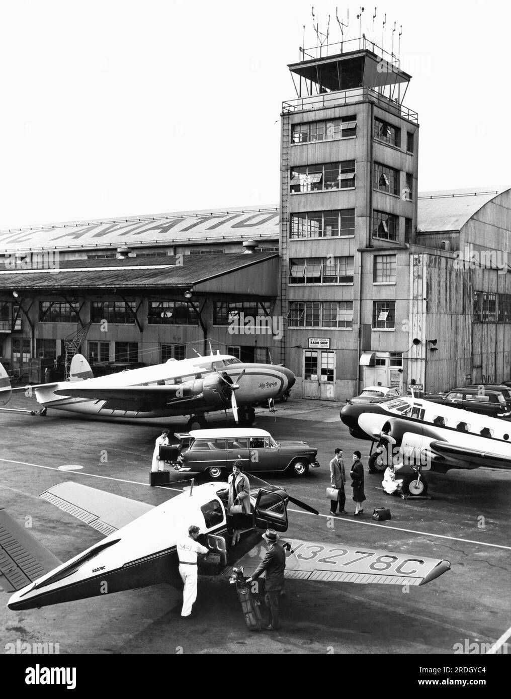 Teterboro, Nueva Jersey: Octubre de 1955 Aviones privados y ejecutivos en el delantal en la sección de Atlantic Aviation del aeropuerto de Teterboro, a doce millas del centro de Manahttan. Foto de stock