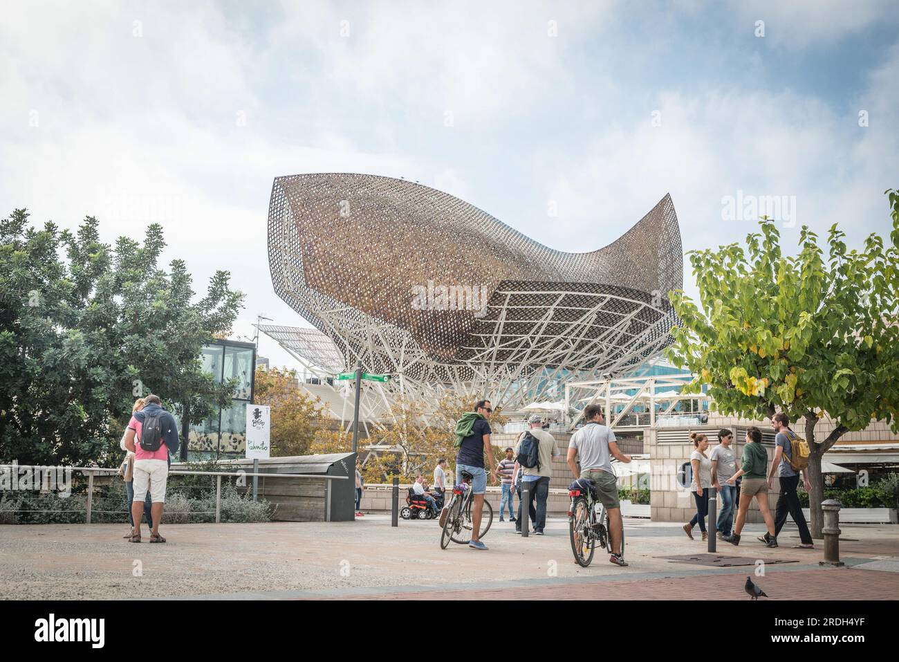 Barcelona, España - 10 de noviembre, 2015: Gente paseando por el hotel ARTS Gehry estructura de peces dorados. Foto de stock