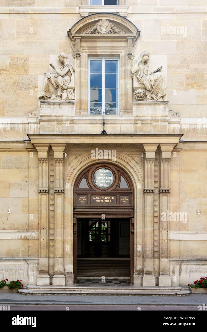 Puerta de entrada monumental al edificio histórico de la prestigiosa Ecole Normale Supérieure (ENS) francesa, también conocida como Normale Sup' o Ulm Foto de stock