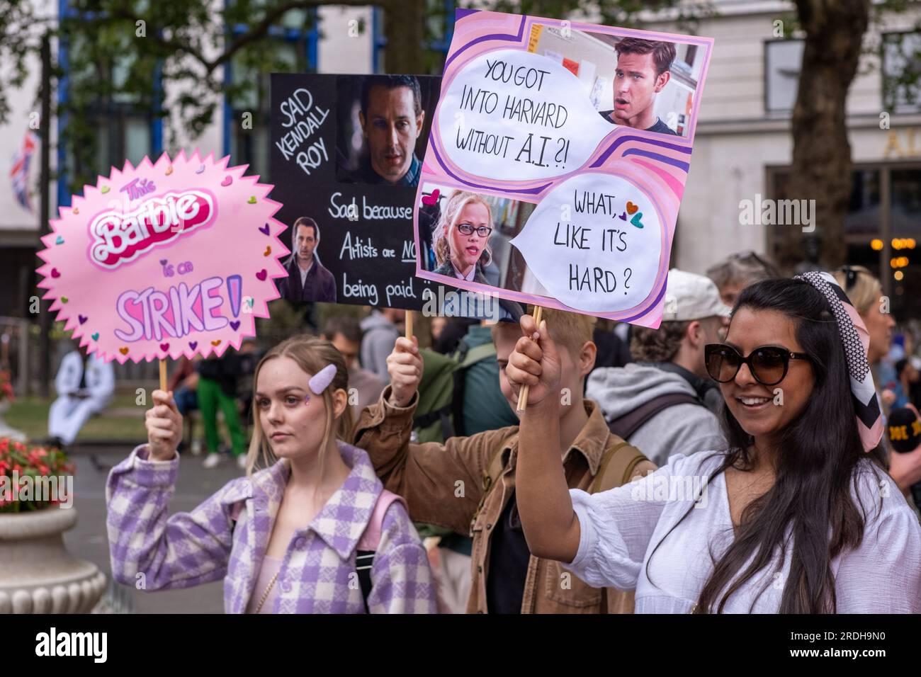 Actors Union Equity celebra un repunte en Leicester Square de Londres en apoyo de la huelga SAG-AFTRA. Los manifestantes sostienen pancartas. 2023 de julio, Londres, Reino Unido. Foto de stock