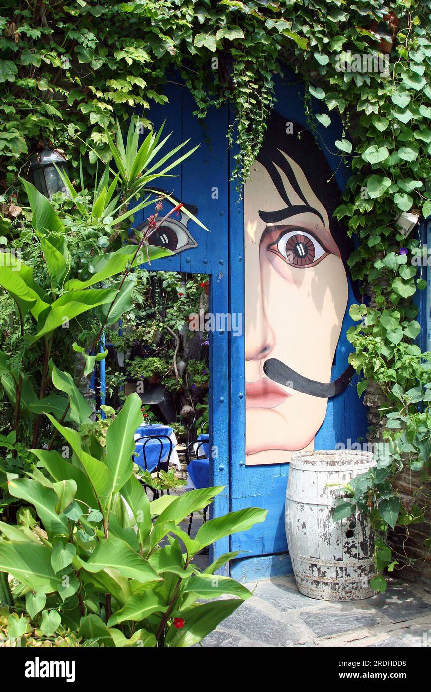 Ristorante El Barroco, Cadaqués, Costa Brava, España. Restaurante histórico influenciado por Dalí. Una imagen completa de la puerta al jardín del restaurante Foto de stock