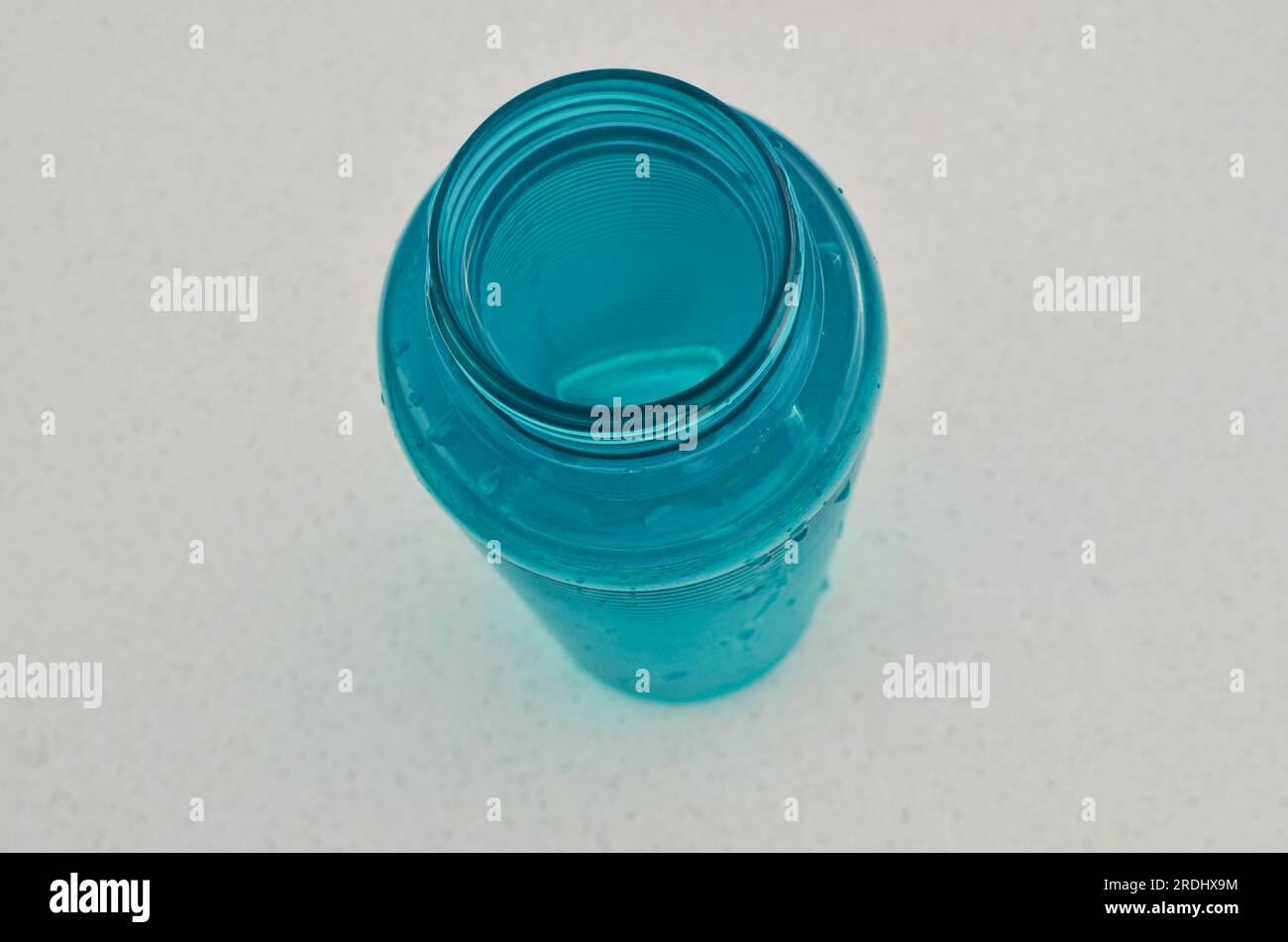 Botella de agua azul primer plano, que representa el compromiso con la salud y la vitalidad. Hidrata para alcanzar tus objetivos. Foto de stock