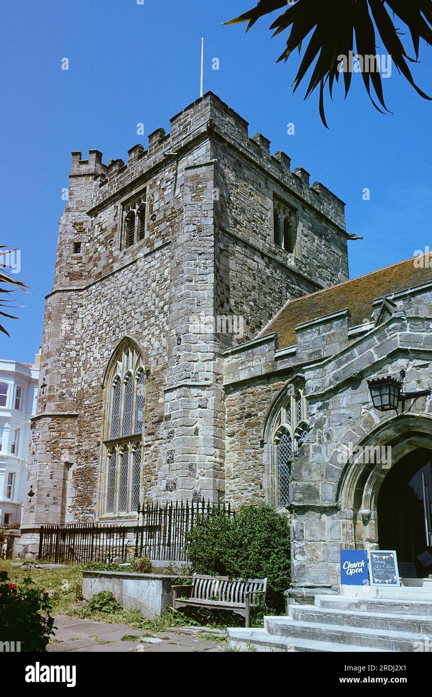 Entrada y torre de la iglesia de St Clements, Hastings Old Town, East Sussex, Reino Unido Foto de stock