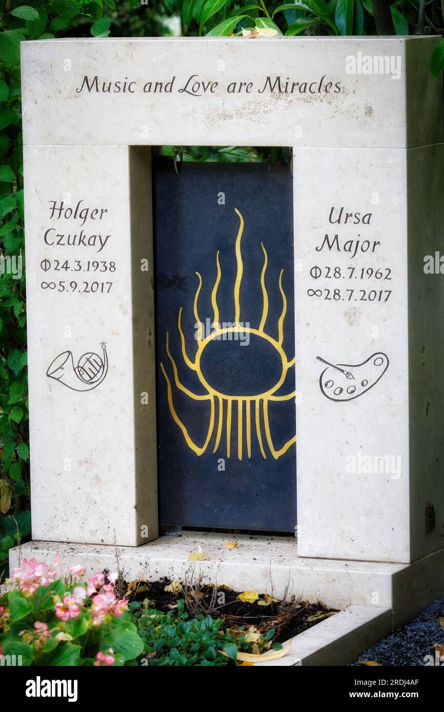 Colonia, Alemania 19 2023 de julio: Lápida del famoso músico de colonia Holger Czukay de la legendaria banda de música CAN en el cementerio de melaten en colo Foto de stock
